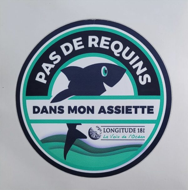 Sticker "Pas de requins dans mon assiette" par Longitude 181